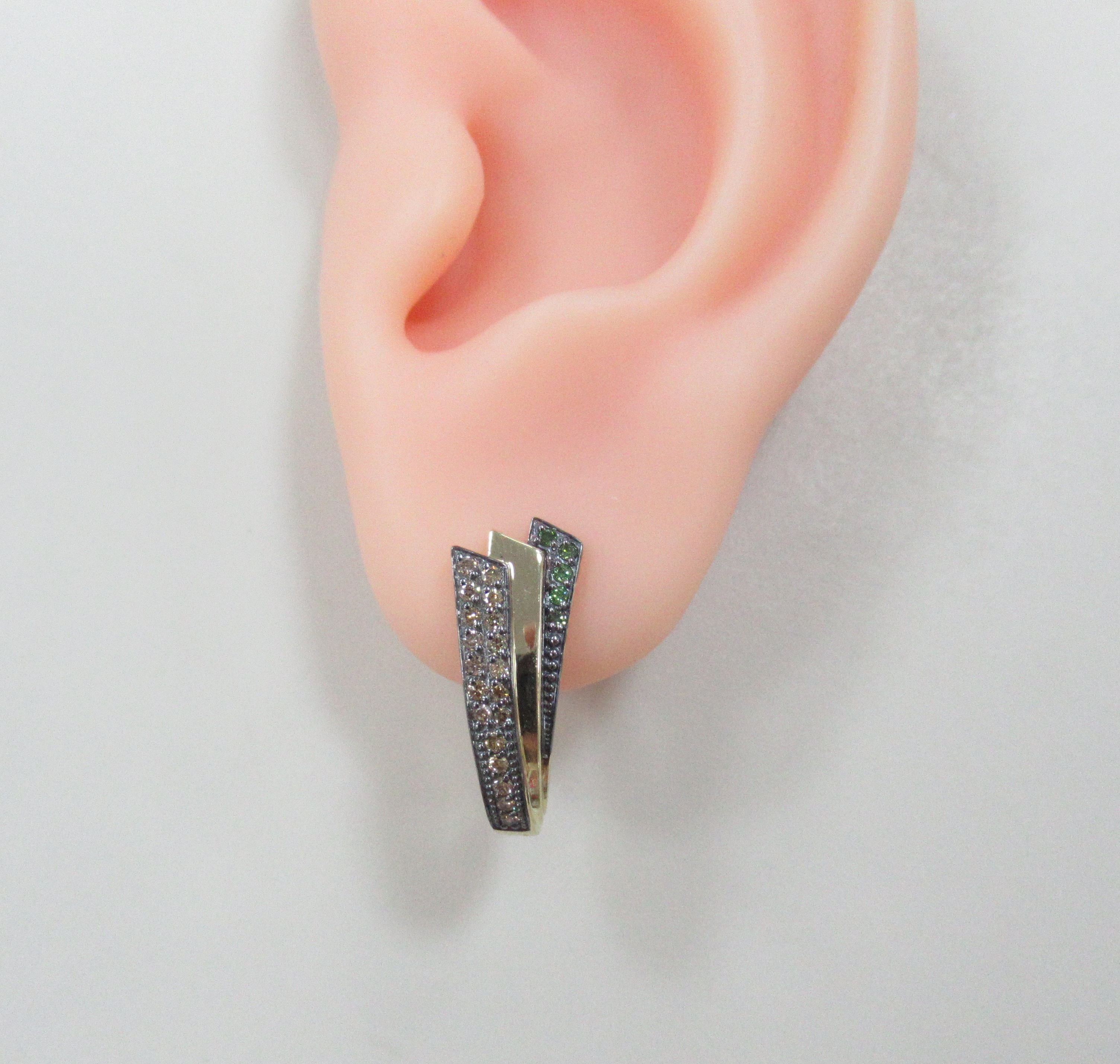 Серьги из желтого золота с цветными бриллиантами